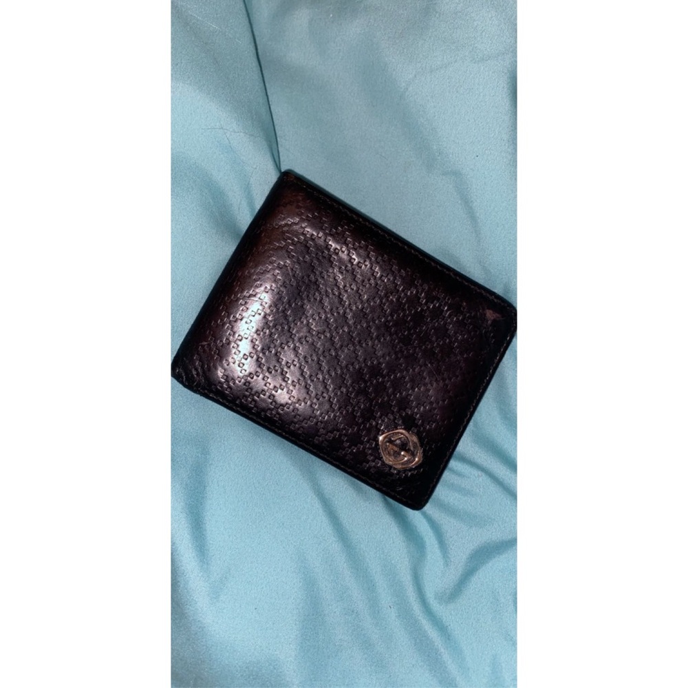 Men’s Gucci wallet.